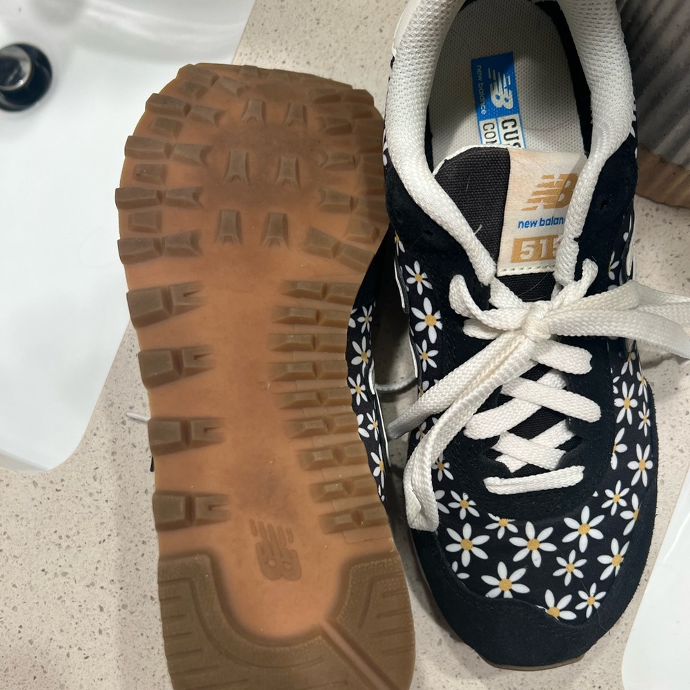 New Balance Daisy shoes - Picture 3 of 5